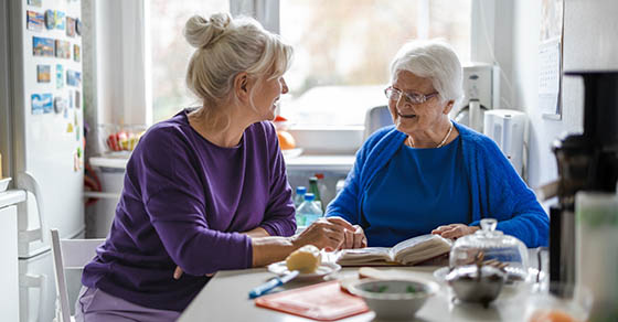 Woman,Spending,Time,With,Her,Elderly,Mother,At,Home